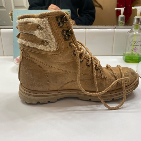 Brown boots - Picture 2 of 3